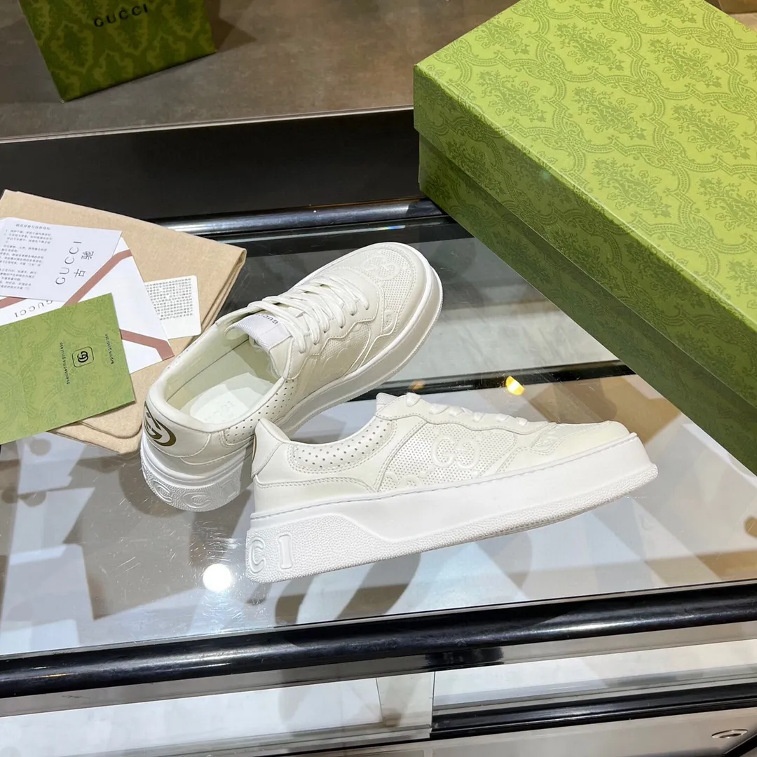 ✨Ex-factory price p480✨ Women's Shoes Women's Clothing Women's Shoes Women's Clothing Women's Shoes Women's Clothing Gucci - the new Chunky B series lightweight soft thick sole sports series! G's couple's white shoes, Gucci counter style, Gucci catwalk style! The style design is light, luxurious and retro...thick sole increases height...similar to an upgraded version of classic white shoes! Original customized cowhide fabric (classic old floral fabric, perforation, embossing process), cowhide lining, original foam lightweight outsole, GG Logo on the heel, 4cm thick sole, classic Gucci webbing... Women's 35-40/Men's 38-44 (full size)